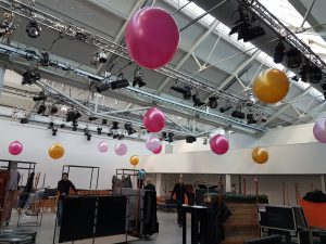 3ft. ballonnen gevuld met lucht hangend aan de trussen